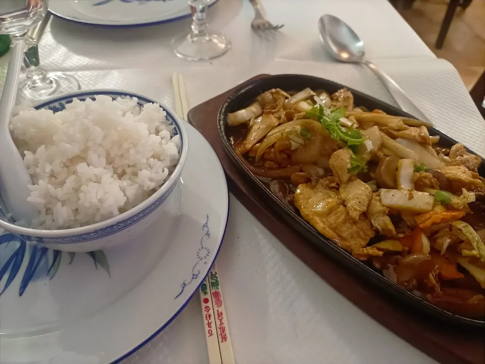 Plaque Au Poulet Et Riz Blanc